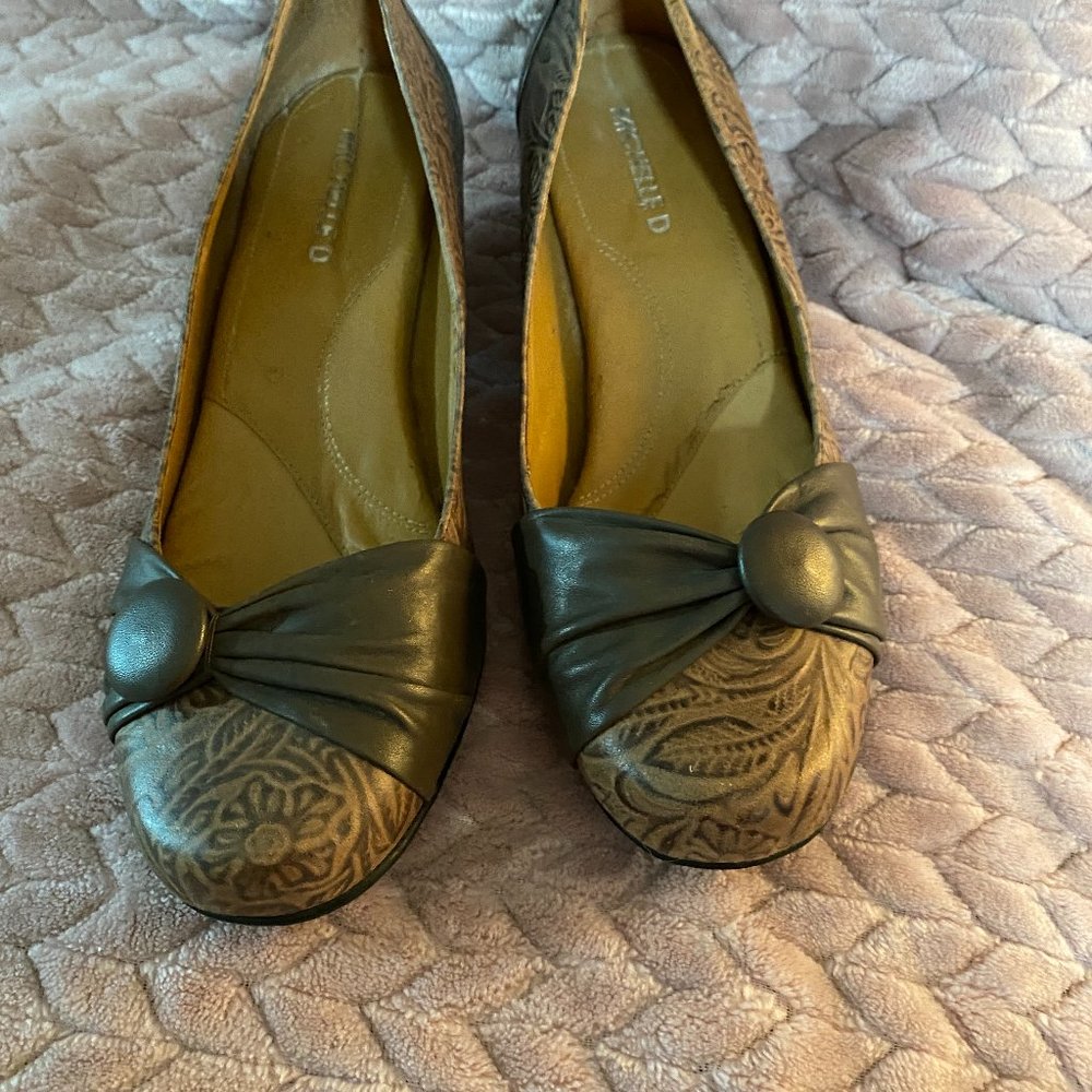 EUC Michelle D sz 7.5 Embossed 2 tone comfort heels